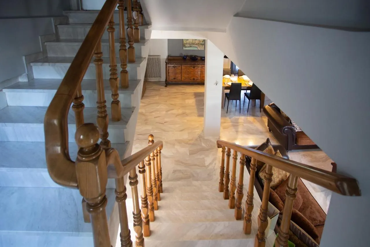 Τraditional Fully Detached Villa on a luxurious Hillock of Thessaloniki PANORAMA with its own Garden also for Family&Wedding gatherings&Kid's parties - under 13